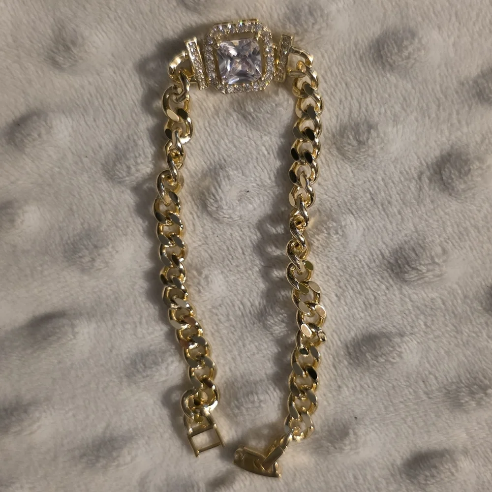 Gold Chain Bracelet with Crystal Centerpiece - Picture 2 of 9